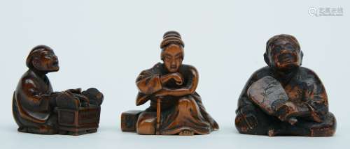 Three Japanese wooden katabori netsuke depicting rustic figures, Edo - and Meiji-period, W 3,7 - 3,2 - 3,1 cm (damage)