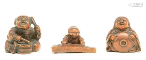 Three Japanese wooden katabori netsuke depicting a lady with hat; a jolly koto-player and an avid drummer, all of them signed and late Edo-period, W 4,4 - 3,6 - 3,5cm.