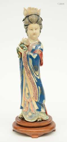 A Chinese ivory figure of a 'Tang' court lady, on a wooden base, 19thC, H 29,5 cm (without base), Weight: ca. 1,09 kg (without base) (flowers with minor damage)