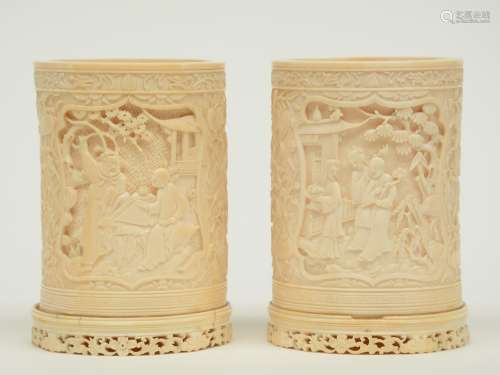 A pair of Chinese carved ivory brush pots with animated scenes 'Romances of the red chambre', 19thC, H 13 - Diameter ca. 9 cm, Total weight: ca. 645 g (minor damage)