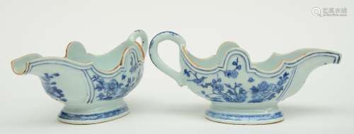 A pair of mid-18thC blue and white decorated Chinese porcelain sauce boats, H 11 - W 24 - D 10 cm