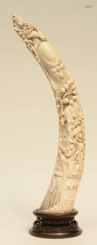 A first half 20thC Chinese Canton ivory sculpture depicting Shou-Xing, some scrimshaw decoration, signed, on a wooden base, H 85,5 (without base) - perimeter of base 45 cm, Weight: ca. 6,8 kg