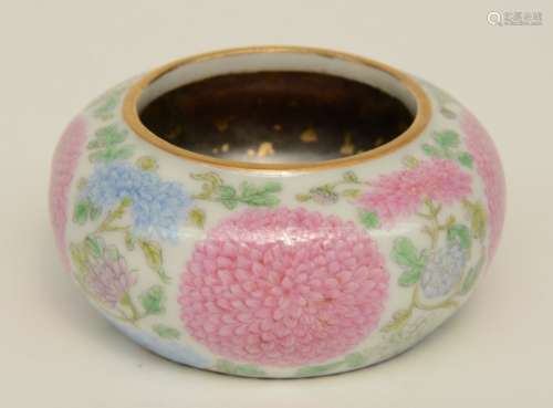 A Chinese famille rose waterpot, decorated with flowers, marked Yongzheng, Qing dynasty, H 3,5 - Diameter 7 cm