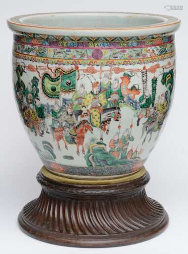 A Chinese famille verte fish bowl, decorated with a court scene, on a wooden base, 19thC, H 68  (without base) - Diameter 55 cm