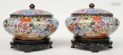 Two Chinese cloisonné pots with cover, decorated with floral motifs, on matching base, H 26 cm - Diameter 31 cm (minor damage)