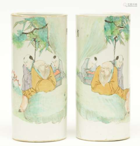 A pair of Chinese cylinder shaped polychrome vases, decorated with an animated scene, H 28 - Diameter 12,5 cm (firing faults)