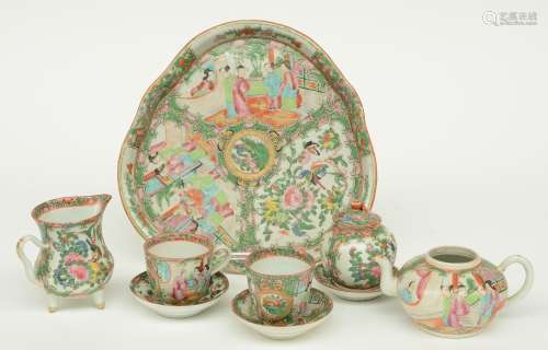 Parts of a Chinese Canton tea set, 19thC, H 6 - 10,5 - Diameter 27,5 cm (chips on the rim)