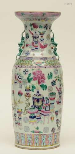 A Chinese famille rose vase, decorated with hundred antiquities, H 59 cm (crack on the bottom)