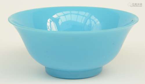 A Chinese blue monochrome Peking glass bowl, 19thC, H 6 - Diameter 14 cm (firing faults)