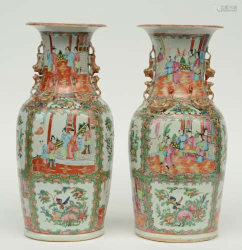 A pair of Chinese Canton vases with relief decoration, 19thC, H 45,5 cm