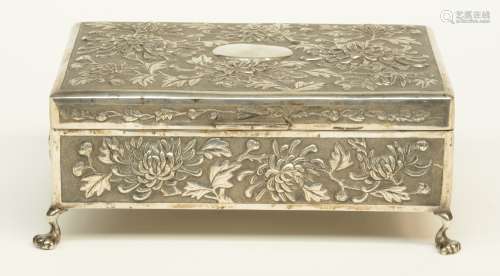 A Chinese silver jewelry box, floral relief moulded, 'Hung Shong & Co', H 10,5 - B 25 - D 17 cm, Total weight: ca.1,45 kg (unknown hallmarks - tested on silver fineness)