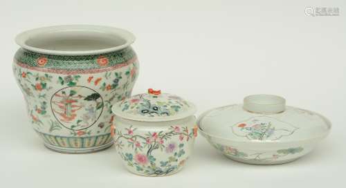 A Chinese famille verte jardinière decorated with landscapes, figures and floral motifs, 19thC; added a Chinese famille rose jar and cover and bowl and cover, decorated with flower branches, marked, H 10 - 15,5 - Diameter 25,5 cm (bowl and cover with chips on the rim)