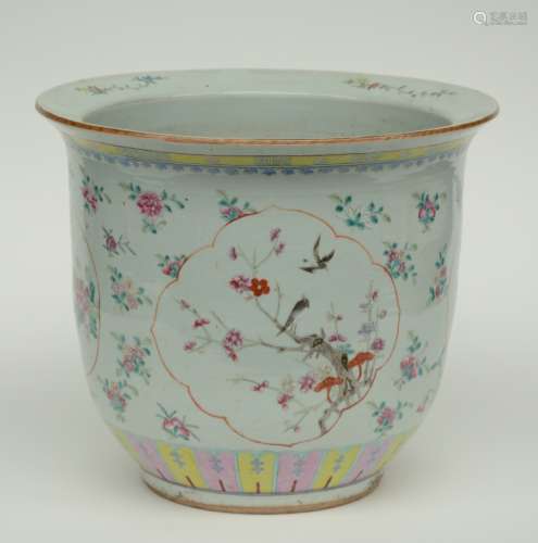 A Chinese famille rose jardinière, the roundels decorated with flower branches and birds, 19thC, H 32,5 - Diameter 38 cm (crack and damage on the bottom)
