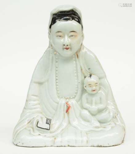A Chinese Guanyin figure with child, polychrome decorated, ca. 1900, H 25,5 cm