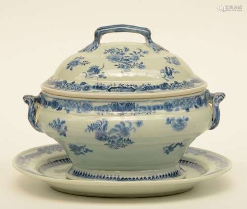 A 19thC blue and white decorated Chinese porcelain tureen on a matching dish, H 25,5 - W 34cm
