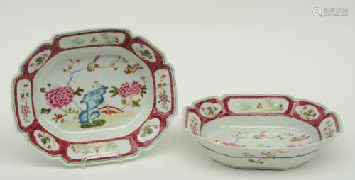 A pair of Chinese famille rose decorated octagonal plates, 18thC, H 7 - W 28,5 - D 23,5 cm (one plate with a crack)