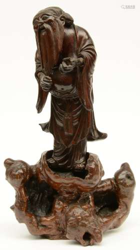 A Chinese hardwood and burl sculpture depicting a Chinese philosopher on a rock, 19thC, H 38,5cm (the hands separatly sculpted - one hand with damage)