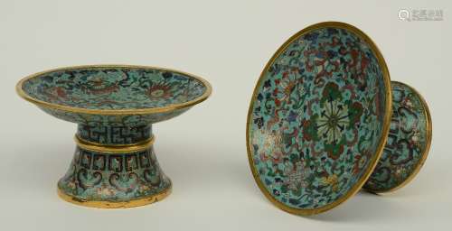 A pair of Chinese cloisonné fruit stands, marked Qianlong, H 10 - Diameter 17,5 cm