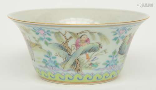 A Chinese famille rose bowl, decorated with several garden scenes, marked Xianfeng, H 7 - Diameter 15,5 cm