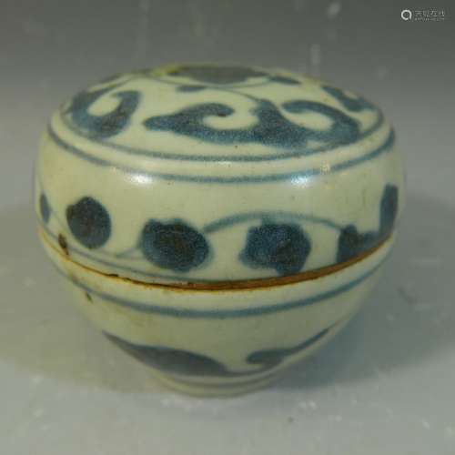 ANTIQUE CHINESE BLUE WHITE PORCELAIN COVERED BOX - MING DYNASTY