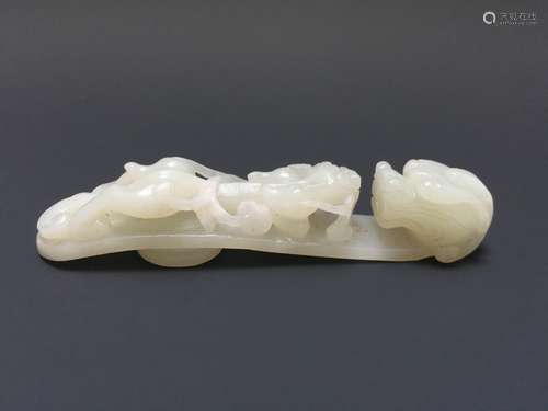 AN ANTIQUE WHITE JADE BELT HOOK 18TH CENTURY