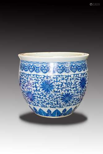 CHINESE QING DYNASTY BLUE WHITE FOLIAGE FISH BOWL