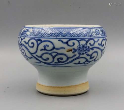 CHINESE BLUE AND WHITE FOLIAGE HERBAL BOWL