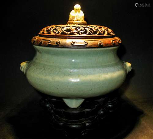 CHINESE CELADON GLAZED TRIPOD CENSER WITH COVER