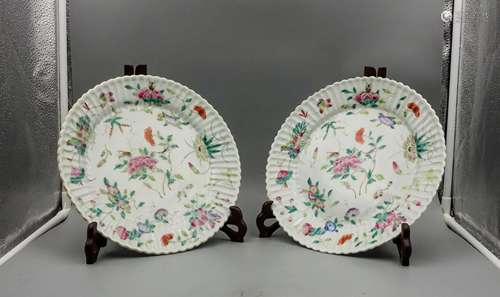 PAIR OF CHINESE FAMILLE ROSE FLORAL PLATES