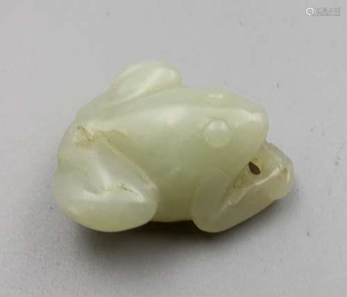 CHINESE QING DYNASTY WHITE JADE FROG PENDANT