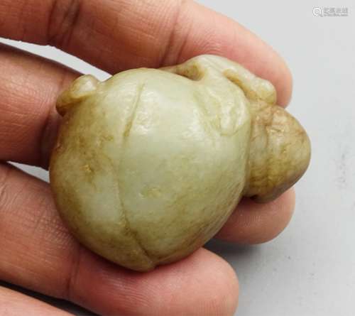 CHINESE QING DYNASTY JADE CARVED PEACH PENDANT