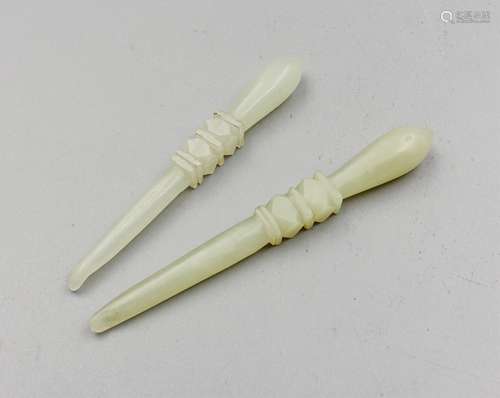 PAIR OF CHINESE QING DYNASTY WHITE JADE HAIRPIN