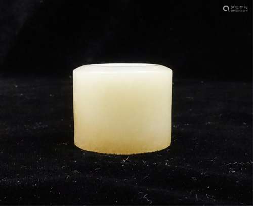 CHINESE QING DYNASTY WHITE JADE THUMB RING