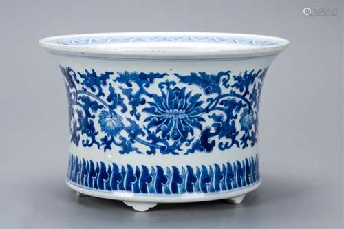 CHINESE BLUE AND WHITE FOLIAGE PLANTER'S POT