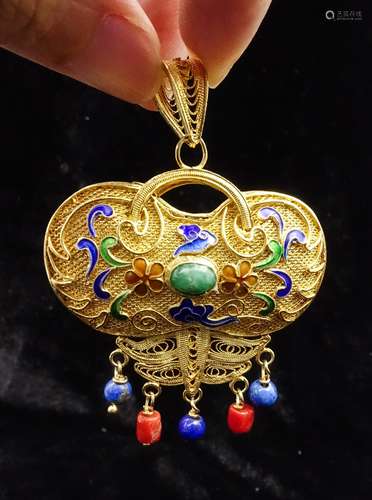 CHINESE GILT SILVER WIRE PENDANT