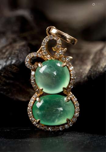 CHINESE JADEITE ON GOLD PENDANT