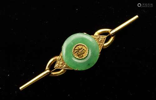 18K GOLD AND JADEITE BROOCH