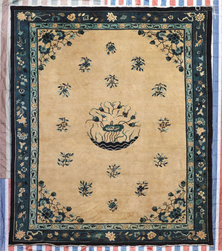 十九世纪末 荷花纹栽绒地毯