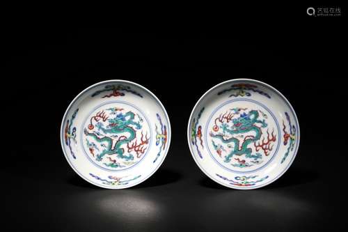 A pair of blue and white wucai 'dragon' dishes