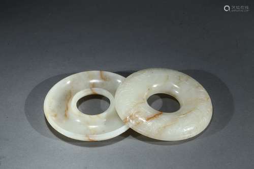 A white jade ‘rosary bracelet’ circular box