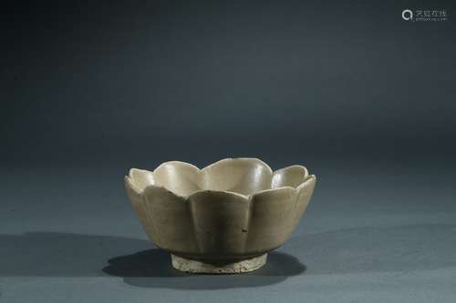 A celadon glazed lotus-petal bowl