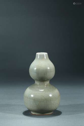 A longquan celadon glazed double-gourd vase