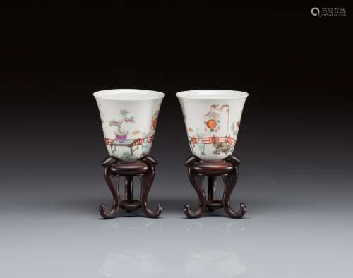 PAIR OF FAMILLE ROSE PORCELAIN WINE CUPS