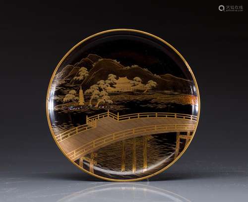 JAPANESE GOLD AND SHELL DECORATED LACQUER DISH