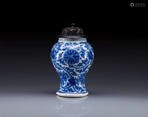 CHINESE BLUE & WHITE PORCELAIN VASE