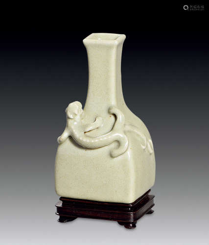 清 豆青釉浮雕螭龙小方瓶