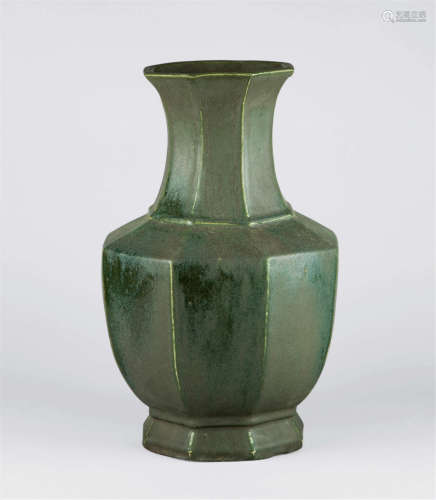 清乾隆（1736-1795） 茶叶末釉八角花瓶