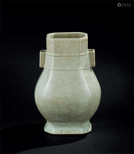 清乾隆（1736-1795） 仿汝窑八方穿带瓶