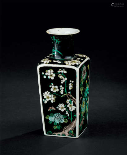 清代（1644-1911） 素三彩四方花瓶