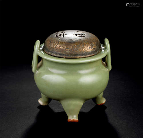 元代（1279-1368） 龙泉窑双耳三足香炉